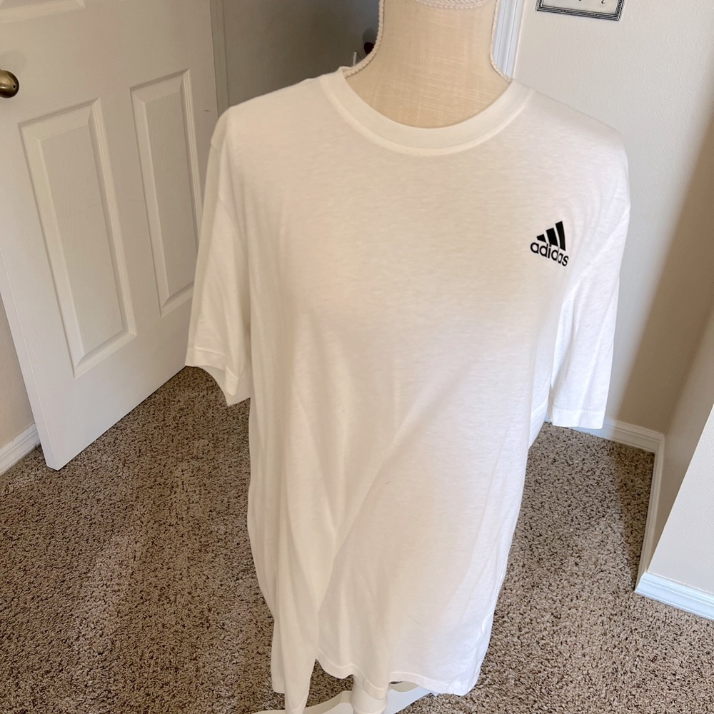 Classic ADIDAS tshirt. Black
Logo White size large